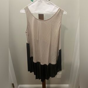 Umgee flowing top with pleated bottom